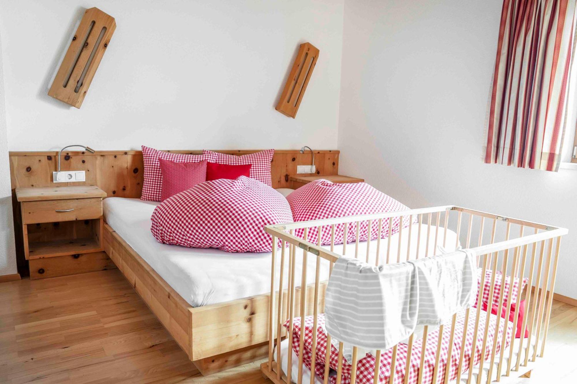 Kinderbauernhof Ierzerhof Arzl im Pitztal Buitenkant foto